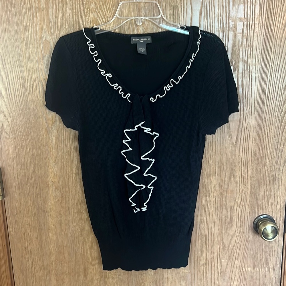 Gorgeous navy and white short sleeve top!